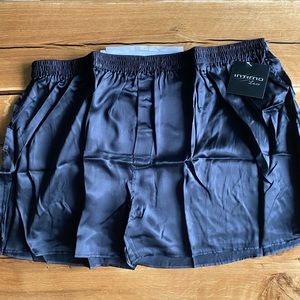 1 pair of men’s black Intimo silk boxers